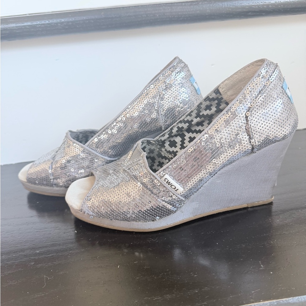 TOMS Women's Glittering Silver Peep Toe Wedges